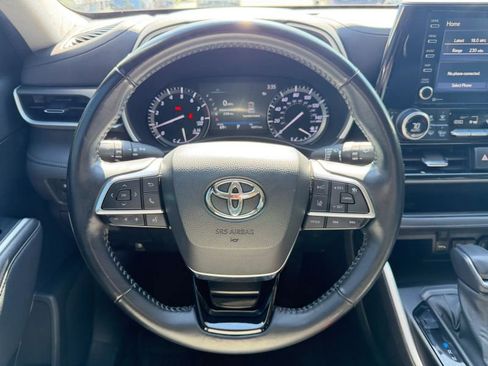 Used 2021 Toyota Highlander XLE AWD/4WD image 23