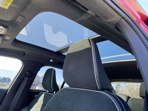 Used 2022 Volvo XC40 T4 R-Design w/ Advanced Package image 10