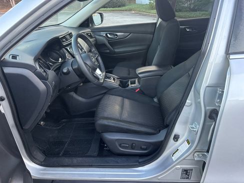 Used 2017 Nissan Rogue SV w/ SV Premium Package image 9