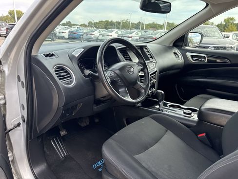 Used 2020 Nissan Pathfinder SV image 10