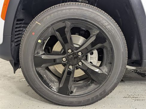 New 2025 Jeep Grand Cherokee Altitude image 9