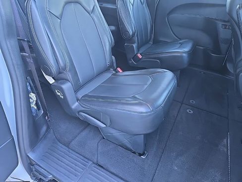 Used 2025 Chrysler Pacifica Select image 73