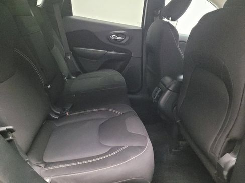 Used 2015 Jeep Cherokee Latitude FWD image 19