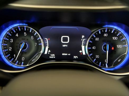 Used 2023 Chrysler Pacifica Touring-L FWD image 21
