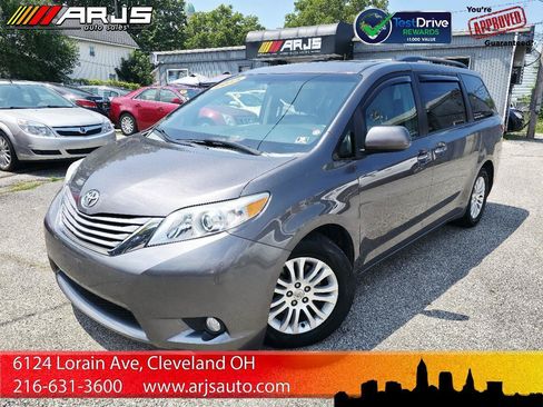 Used 2015 Toyota Sienna XLE FWD image 1