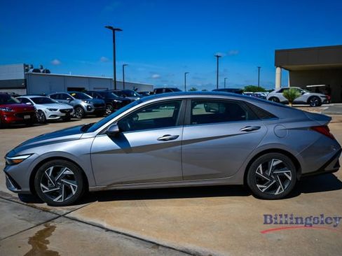 Used 2024 Hyundai Elantra Limited FWD image 2