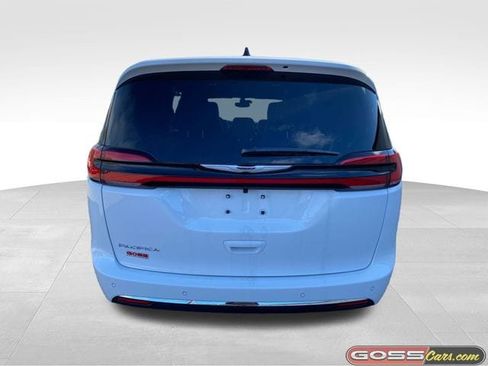 New 2026 Chrysler Pacifica Select image 4