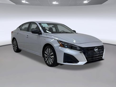 Used 2025 Nissan Altima 2.5 SV FWD image 7