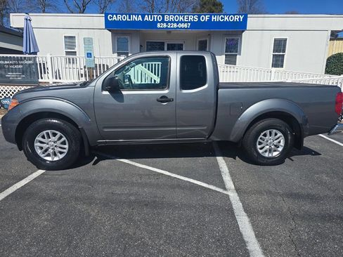 Used 2017 Nissan Frontier SV image 3