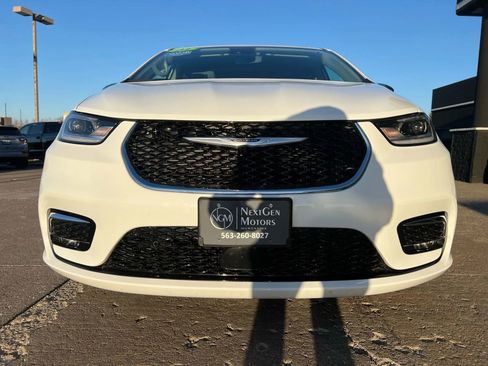 Used 2023 Chrysler Pacifica Limited w/ Uconnect Theater Family Group image 3