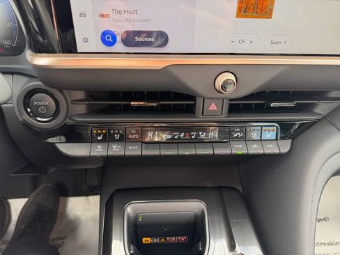 Certified 2025 Toyota Crown Signia image 18