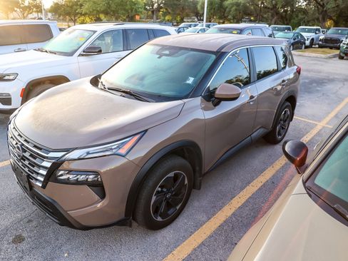 Used 2025 Nissan Rogue SV FWD image 3