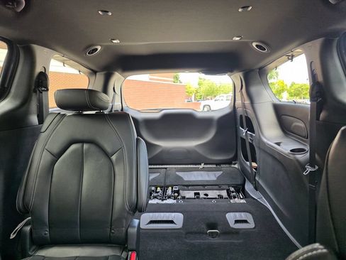 Used 2022 Chrysler Pacifica Touring-L w/ S Appearance Package FWD image 25