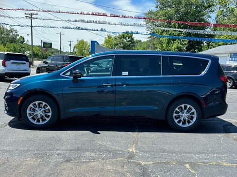 Used 2025 Chrysler Pacifica Select AWD/4WD image 4