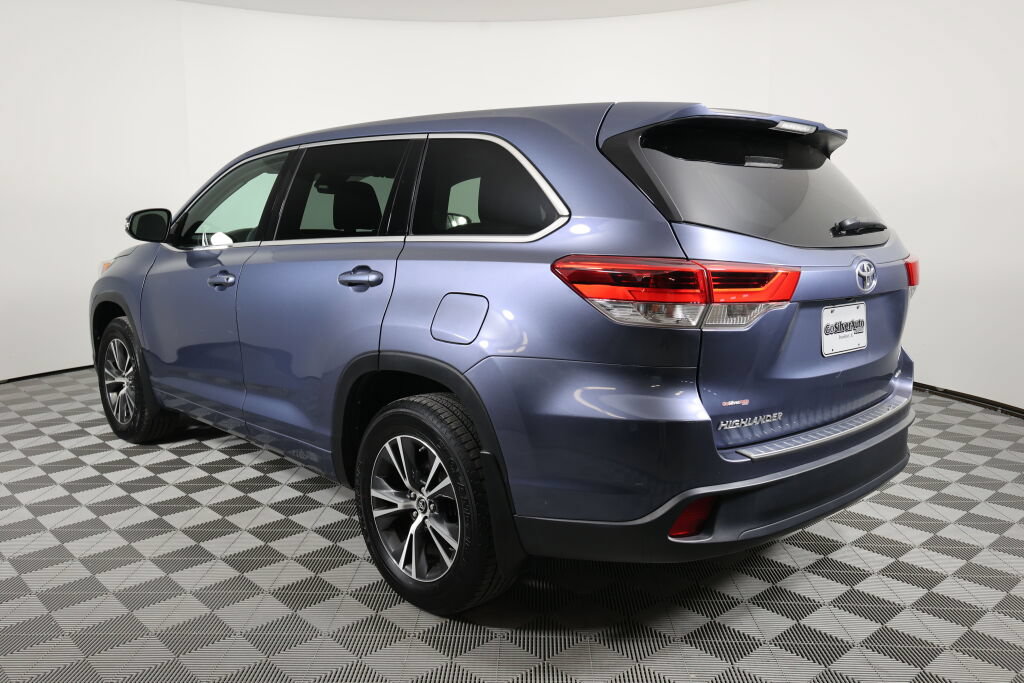 Used 2017 Toyota Highlander LE AWD/4WD image 4