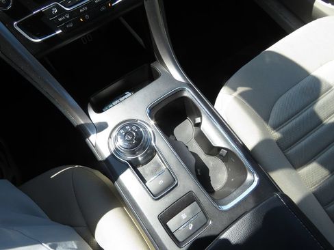 Used 2019 Ford Fusion SE FWD image 21