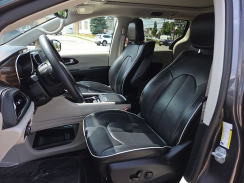 Used 2023 Chrysler Pacifica Limited w/ Uconnect Theater Family Group AWD/4WD image 12