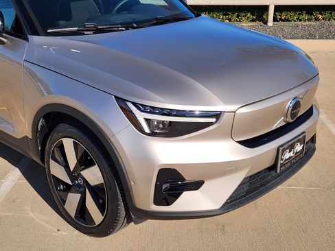 Used 2024 Volvo XC40 Recharge Plus w/ Protection Package Premier image 7