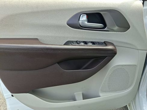 Used 2018 Chrysler Pacifica Touring-L FWD image 13