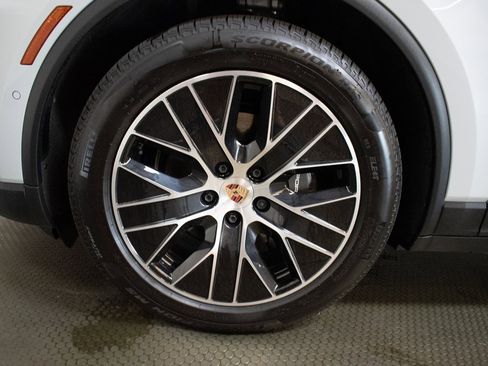 Certified 2025 Porsche Macan 4 Electric image 15