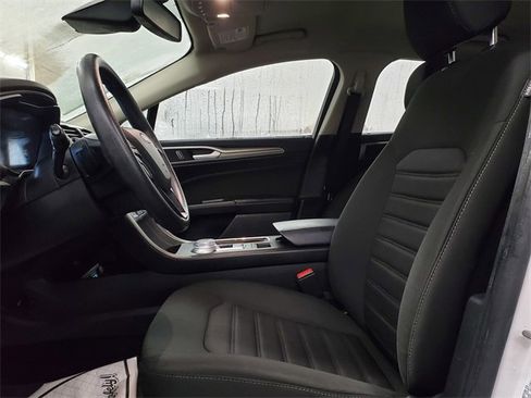 Used 2020 Ford Fusion SE image 4