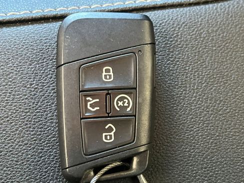 Used 2025 Volkswagen Taos SE FWD image 21