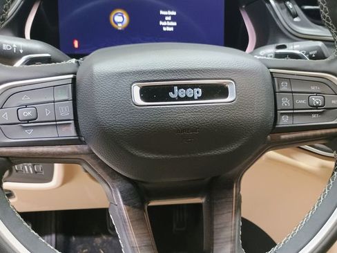Used 2023 Jeep Grand Cherokee L Limited w/ Luxury Tech Group II AWD/4WD image 14