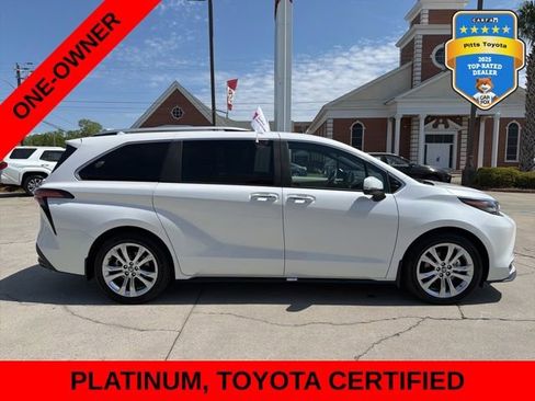 Certified 2024 Toyota Sienna Platinum FWD image 4