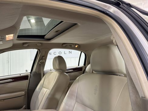 Used 2005 Lincoln Town Car Signature Limited image 10