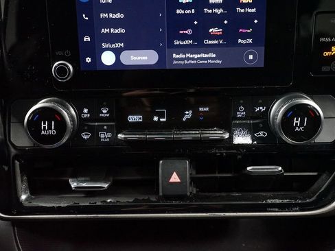 Certified 2023 Toyota Highlander L image 20