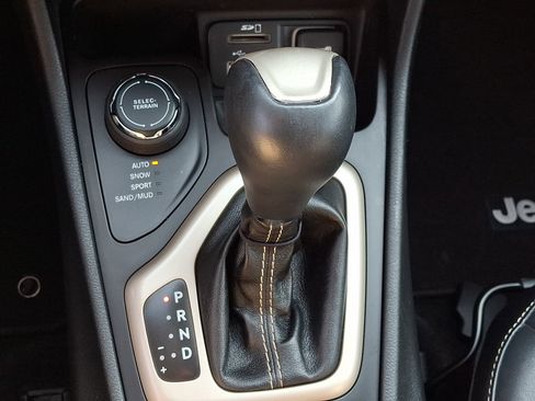 Used 2015 Jeep Cherokee Limited AWD/4WD image 15