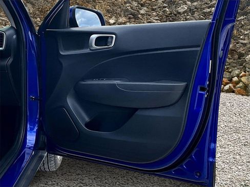 Used 2025 Hyundai Venue SEL image 22