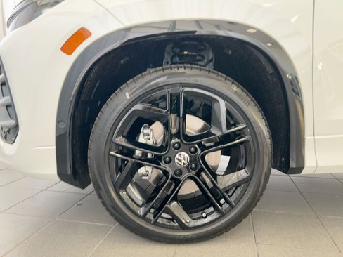 New 2026 Volkswagen Tiguan SE R-Line AWD/4WD image 12