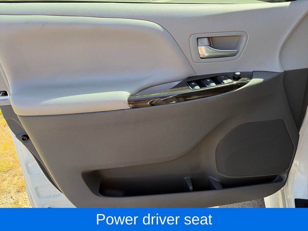 Used 2018 Toyota Sienna XLE Premium w/ Carpet Mat Package FWD image 20