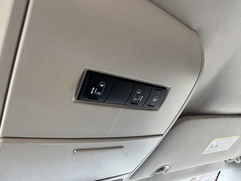 Used 2010 Dodge Grand Caravan SXT image 13