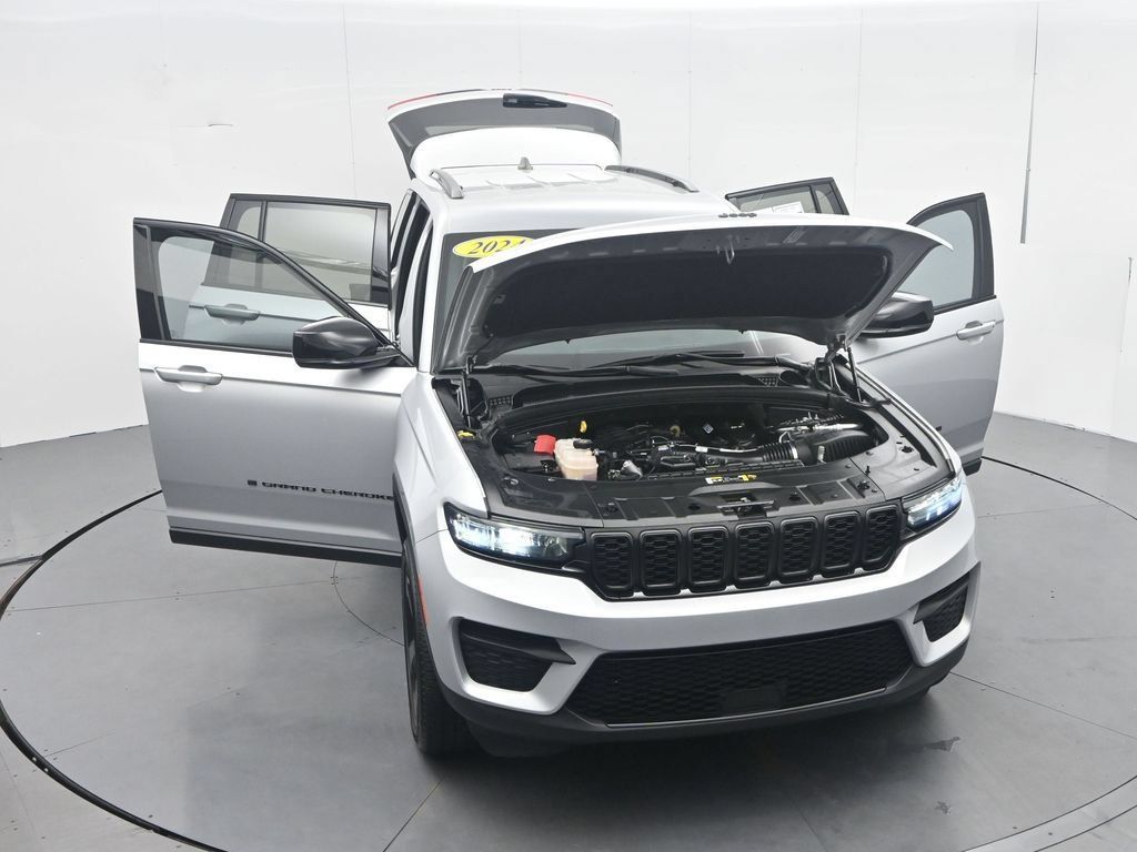 Used 2024 Jeep Grand Cherokee Altitude RWD image 49