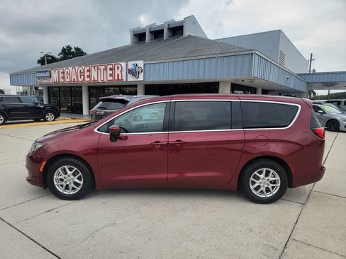 Used 2023 Chrysler Voyager LX FWD image 2