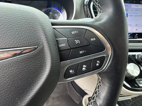 Used 2021 Chrysler Pacifica Touring-L w/ Uconnect Theater Family Group image 29