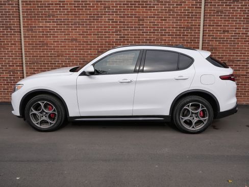 Used 2023 Alfa Romeo Stelvio Ti image 2