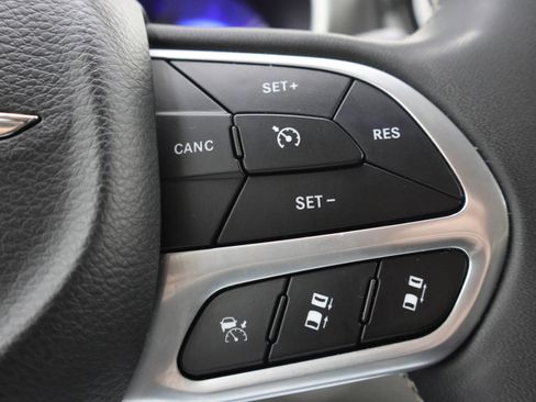 Used 2024 Chrysler Pacifica Touring-L image 15