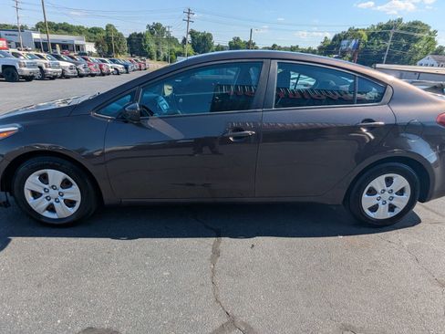 Used 2017 Kia Forte LX FWD image 4