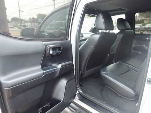 Used 2020 Toyota Tacoma TRD Off-Road AWD/4WD image 23