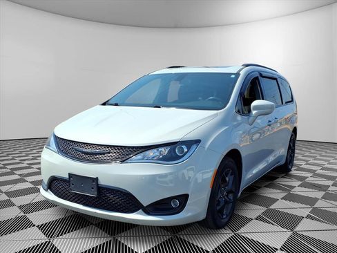 Used 2020 Chrysler Pacifica Touring-L Plus image 3