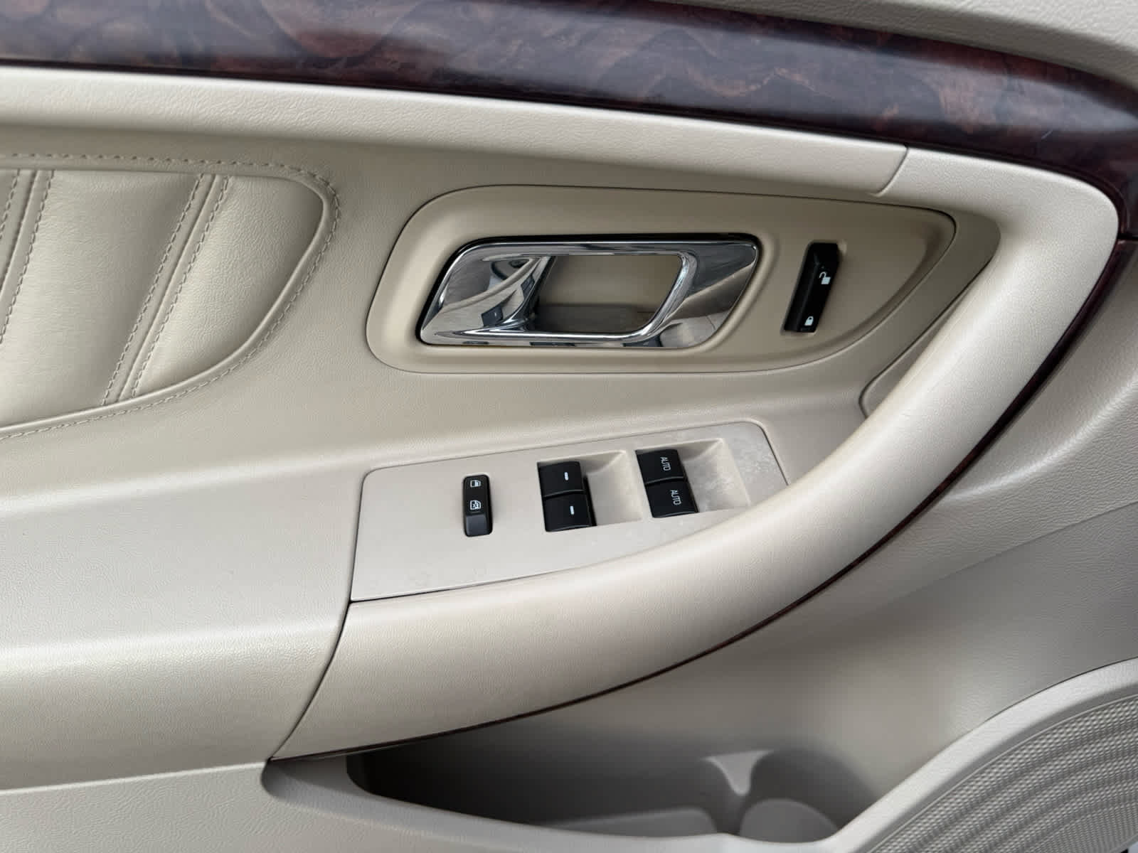 Used 2010 Ford Taurus Limited FWD image 12