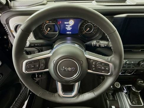 Used 2026 Jeep Wrangler Unlimited Sahara AWD/4WD image 12