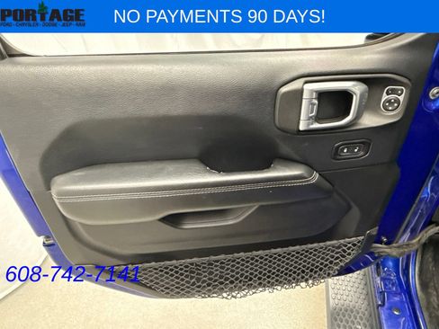 Used 2018 Jeep Wrangler Unlimited Sahara w/ Cold Weather Group AWD/4WD image 11