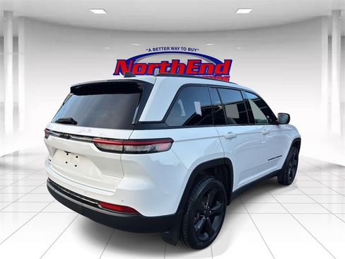Used 2023 Jeep Grand Cherokee Altitude image 3
