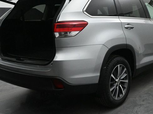 Used 2019 Toyota Highlander XLE image 12