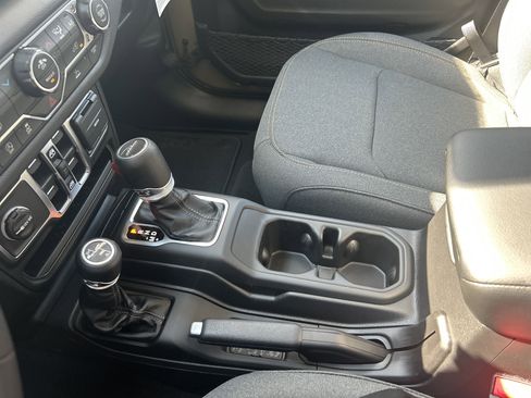 New 2025 Jeep Gladiator Sport image 19