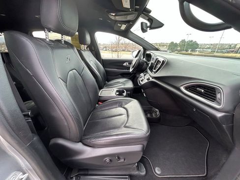 Used 2020 Chrysler Pacifica Touring-L Plus image 29